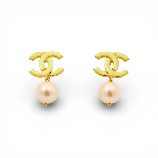 Aretes pequeños CC para mujer de oro amarillo 14K con perla / Peso: 1.8 GR / P55C-645