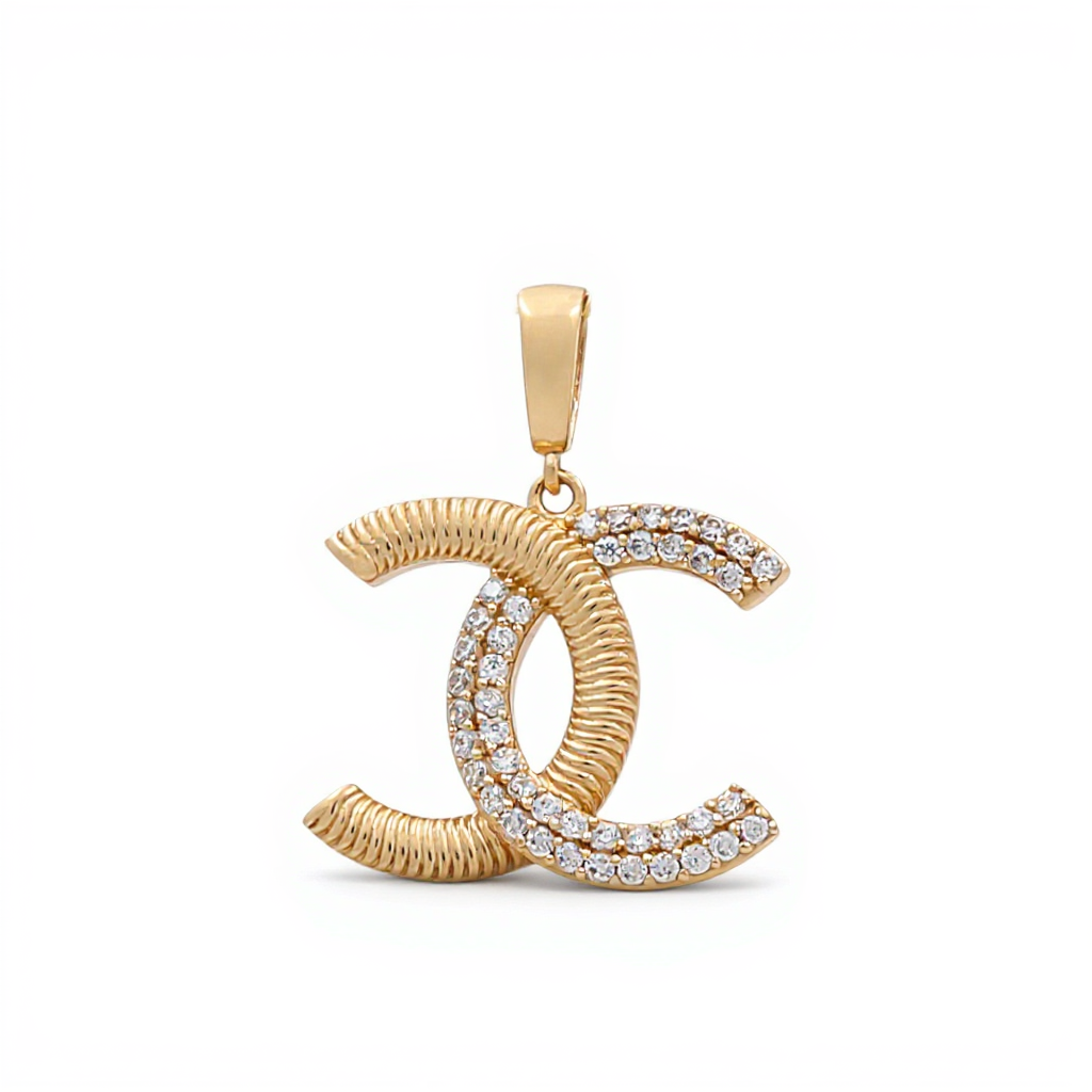 Dije CC de oro amarillo 14K con zirconia / Peso: 2.7 GR / DQPD4CC