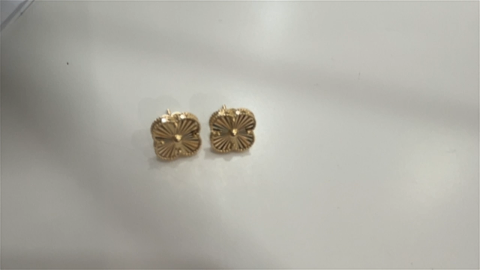14K Yellow Gold Clover Earrings / Size: 11mm / Weight: 3gr / P04VC-7