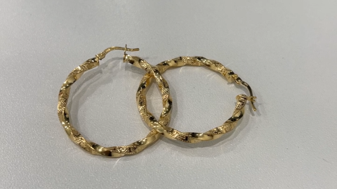 Argollas torcidas para mujer de oro amarillo 14K con diseño griego / Medida: 3mmx30mm / Peso: 2.8gr