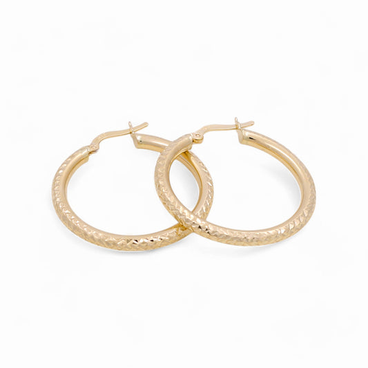 Aros de oro amarillo de 14 quilates con corte de diamante / Tamaño: 3 mm x 26 mm / Peso: 3,5 GR / KOEH4DC3x26 